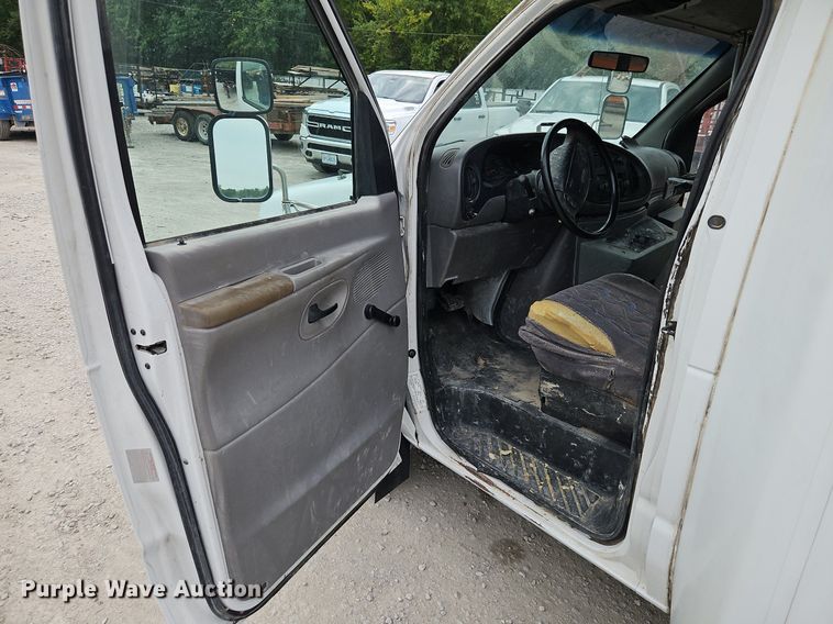 image for item EI8254 1999 Ford E450 Super Duty shuttle bus