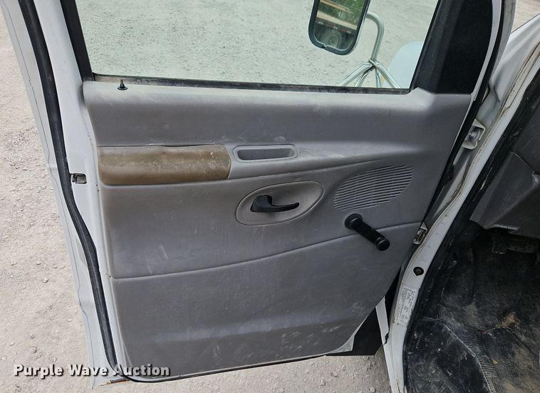 image for item EI8254 1999 Ford E450 Super Duty shuttle bus