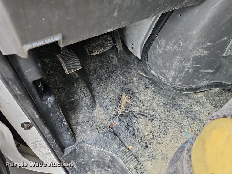 image for item EI8254 1999 Ford E450 Super Duty shuttle bus