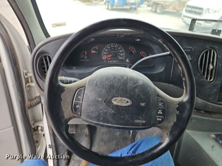 image for item EI8254 1999 Ford E450 Super Duty shuttle bus