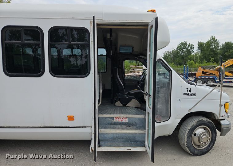 image for item EI8254 1999 Ford E450 Super Duty shuttle bus
