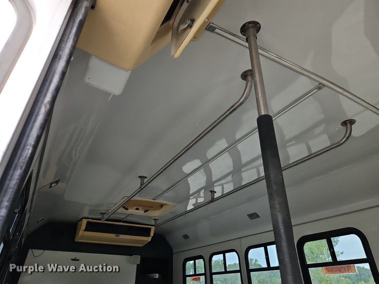 image for item EI8254 1999 Ford E450 Super Duty shuttle bus