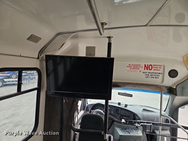 image for item EI8254 1999 Ford E450 Super Duty shuttle bus