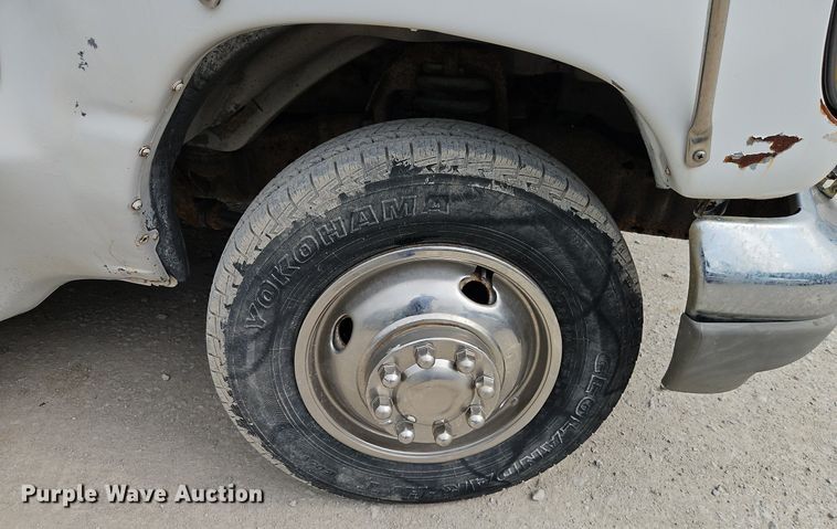 image for item EI8254 1999 Ford E450 Super Duty shuttle bus