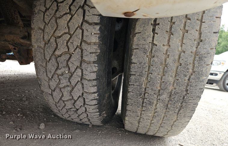 image for item EI8254 1999 Ford E450 Super Duty shuttle bus