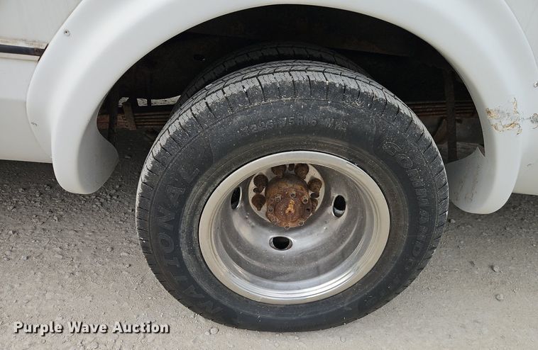 image for item EI8254 1999 Ford E450 Super Duty shuttle bus