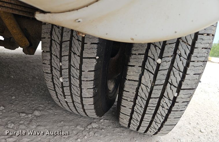 image for item EI8254 1999 Ford E450 Super Duty shuttle bus