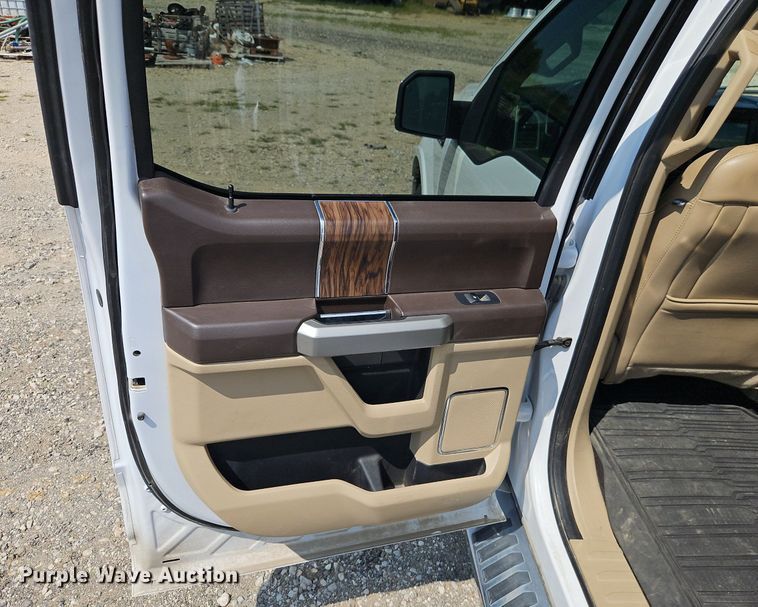 image for item EI8257 2018 Ford F150 Lariat SuperCrew pickup truck