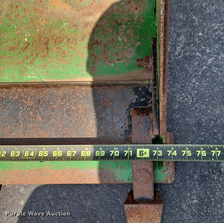 image for item EI8258 2013 John Deere 4320 MFWD tractor