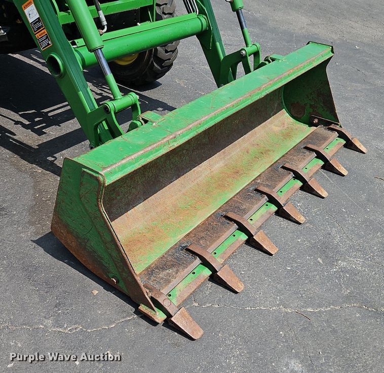 image for item EI8258 2013 John Deere 4320 MFWD tractor