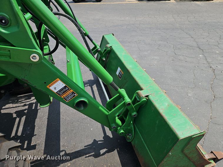 image for item EI8258 2013 John Deere 4320 MFWD tractor