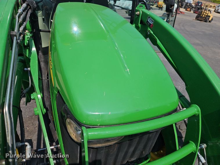 image for item EI8258 2013 John Deere 4320 MFWD tractor