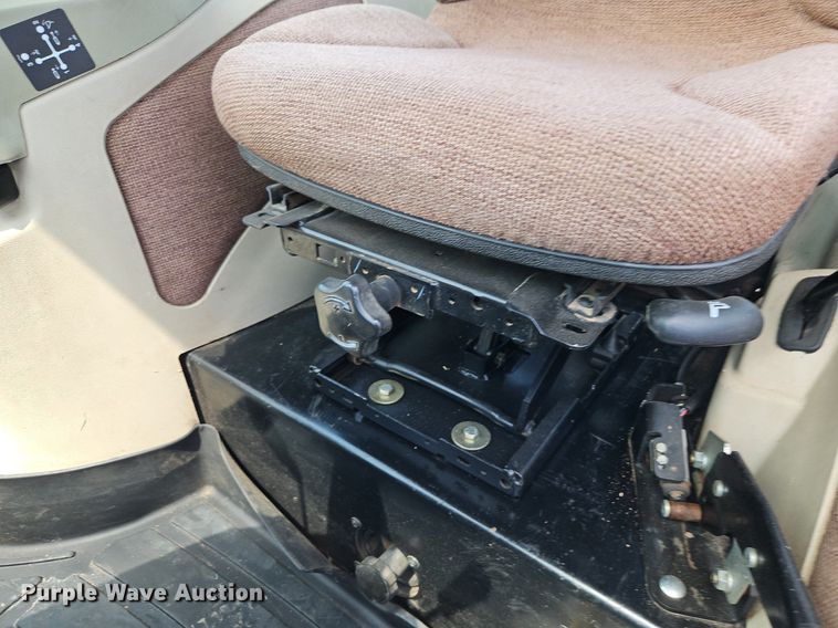 image for item EI8258 2013 John Deere 4320 MFWD tractor