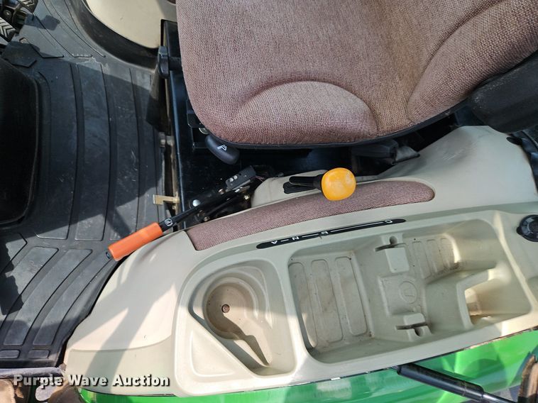 image for item EI8258 2013 John Deere 4320 MFWD tractor