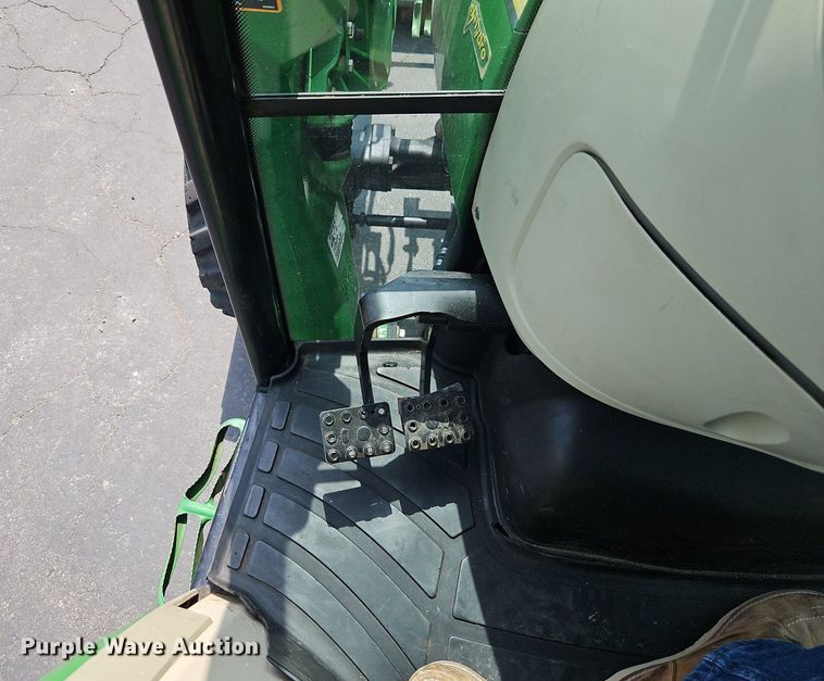 image for item EI8258 2013 John Deere 4320 MFWD tractor