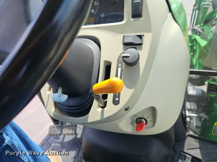 image for item EI8258 2013 John Deere 4320 MFWD tractor