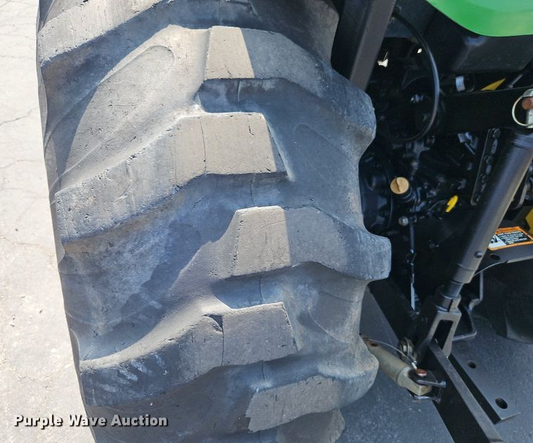 image for item EI8258 2013 John Deere 4320 MFWD tractor