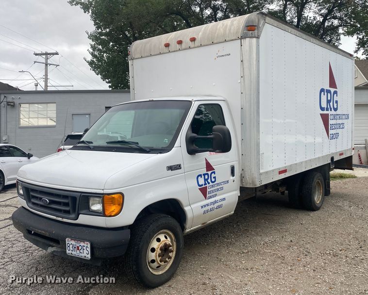 image for item EJ7136 2003 Ford E350 Super Duty  delivery truck
