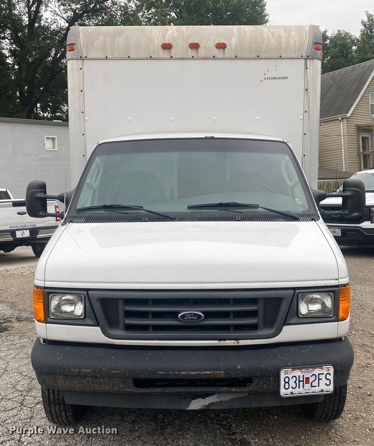 image for item EJ7136 2003 Ford E350 Super Duty  delivery truck