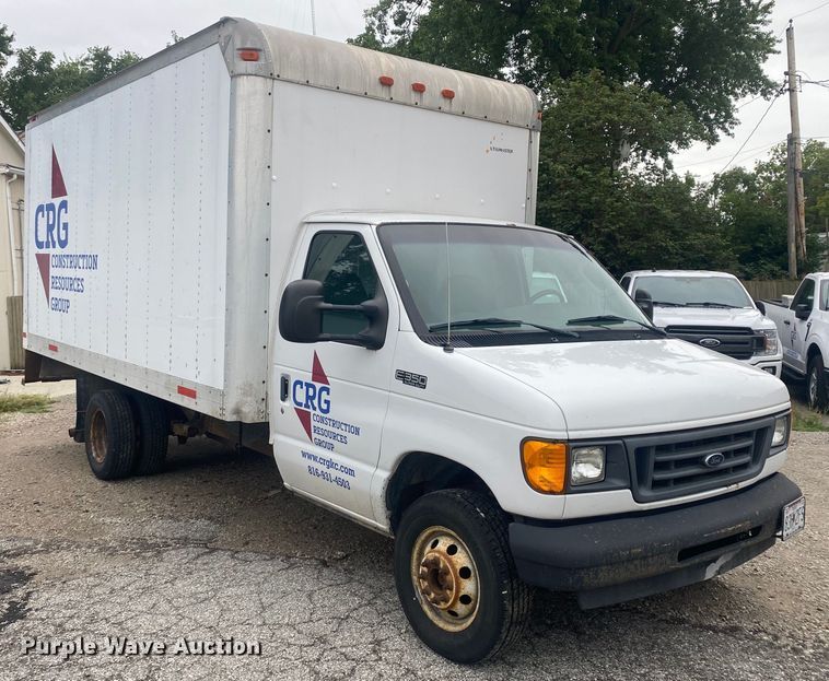 image for item EJ7136 2003 Ford E350 Super Duty  delivery truck