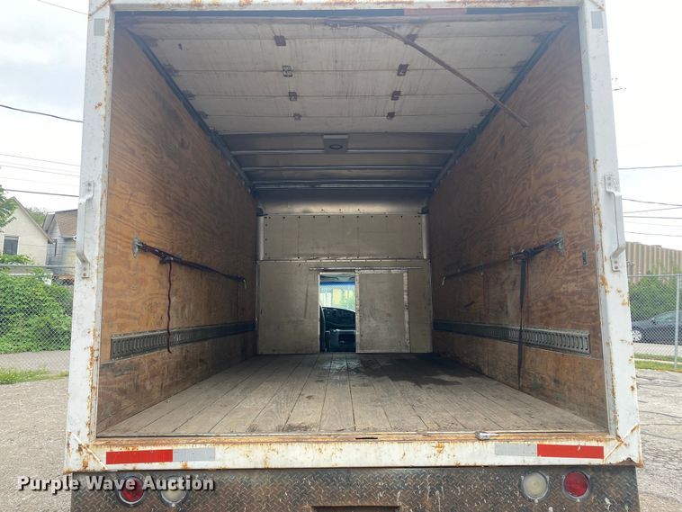 image for item EJ7136 2003 Ford E350 Super Duty  delivery truck