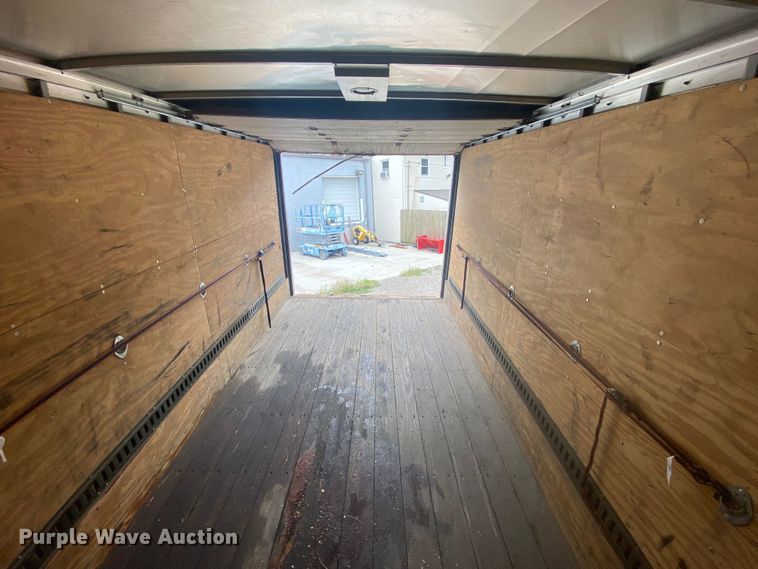 image for item EJ7136 2003 Ford E350 Super Duty  delivery truck