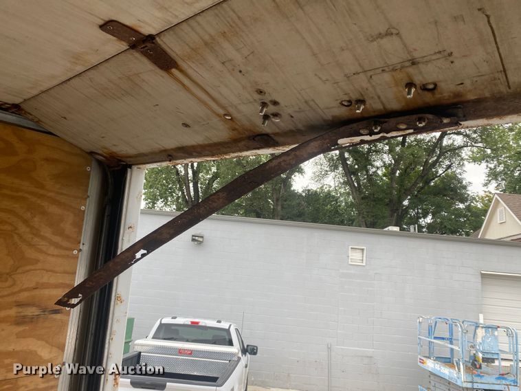 image for item EJ7136 2003 Ford E350 Super Duty  delivery truck