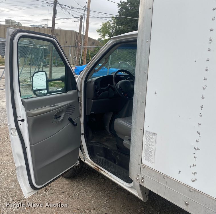image for item EJ7136 2003 Ford E350 Super Duty  delivery truck