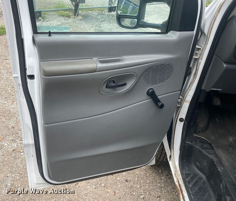 image for item EJ7136 2003 Ford E350 Super Duty  delivery truck