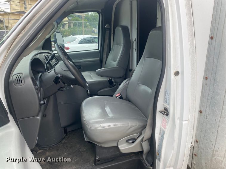 image for item EJ7136 2003 Ford E350 Super Duty  delivery truck