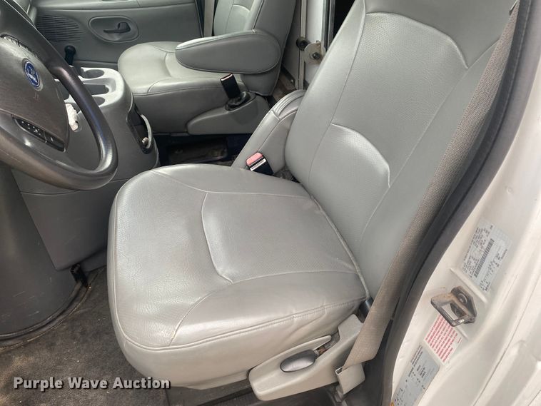 image for item EJ7136 2003 Ford E350 Super Duty  delivery truck