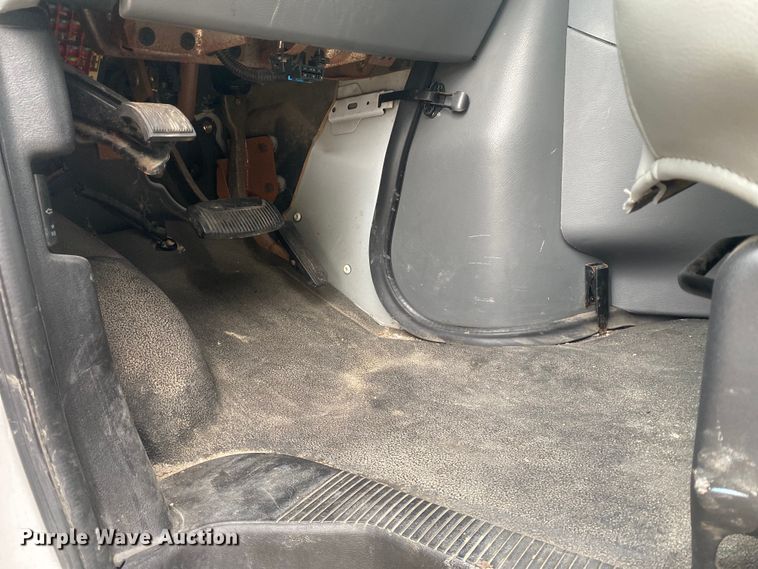 image for item EJ7136 2003 Ford E350 Super Duty  delivery truck