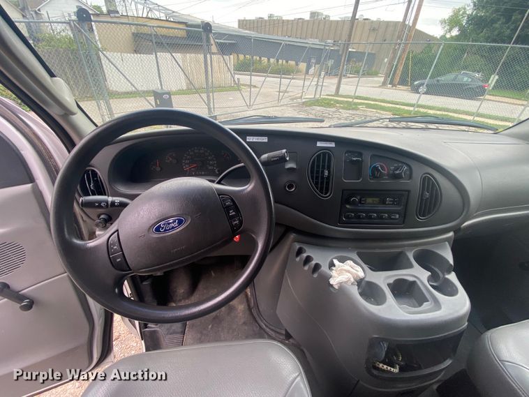 image for item EJ7136 2003 Ford E350 Super Duty  delivery truck