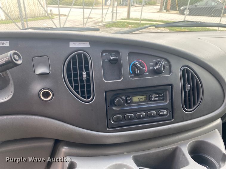 image for item EJ7136 2003 Ford E350 Super Duty  delivery truck