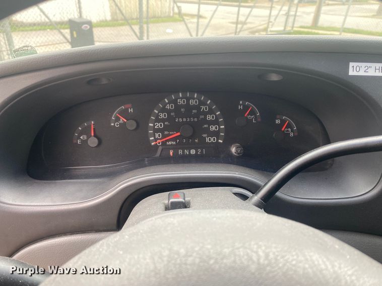 image for item EJ7136 2003 Ford E350 Super Duty  delivery truck