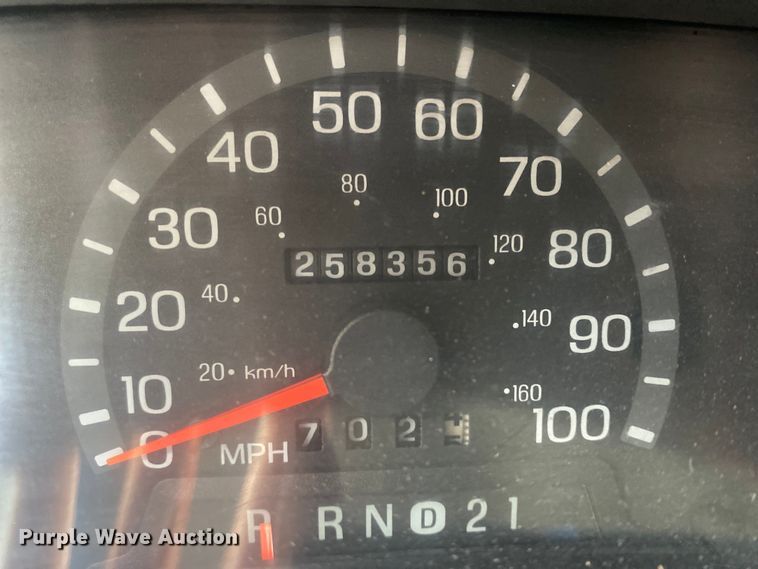 image for item EJ7136 2003 Ford E350 Super Duty  delivery truck