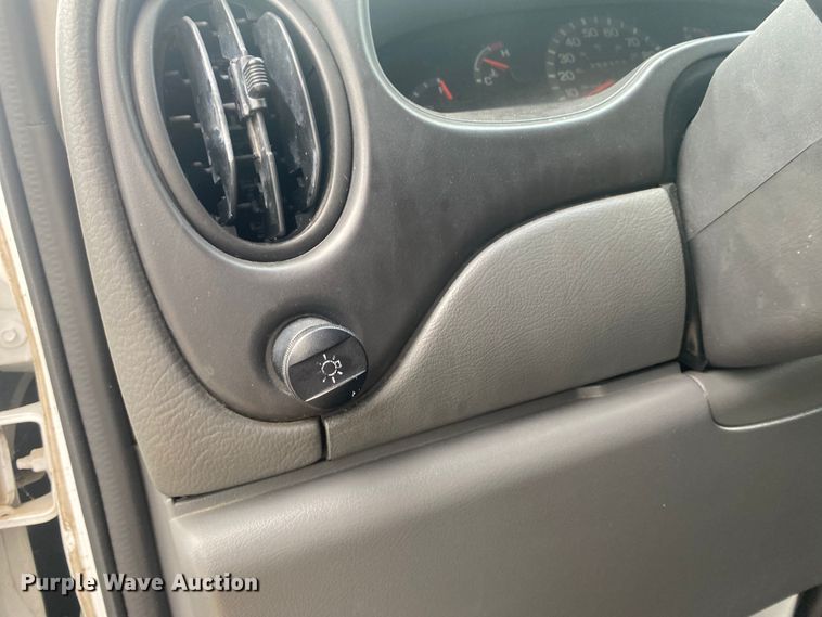 image for item EJ7136 2003 Ford E350 Super Duty  delivery truck