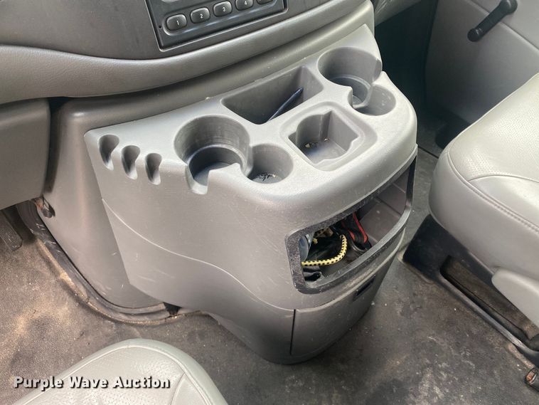 image for item EJ7136 2003 Ford E350 Super Duty  delivery truck