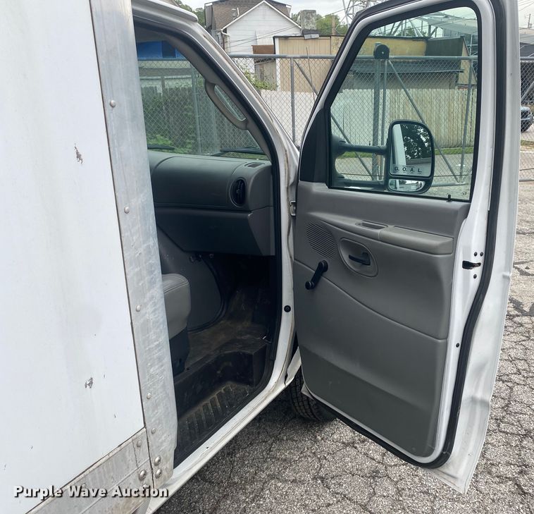 image for item EJ7136 2003 Ford E350 Super Duty  delivery truck
