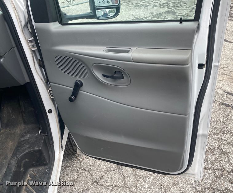 image for item EJ7136 2003 Ford E350 Super Duty  delivery truck