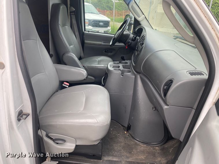 image for item EJ7136 2003 Ford E350 Super Duty  delivery truck