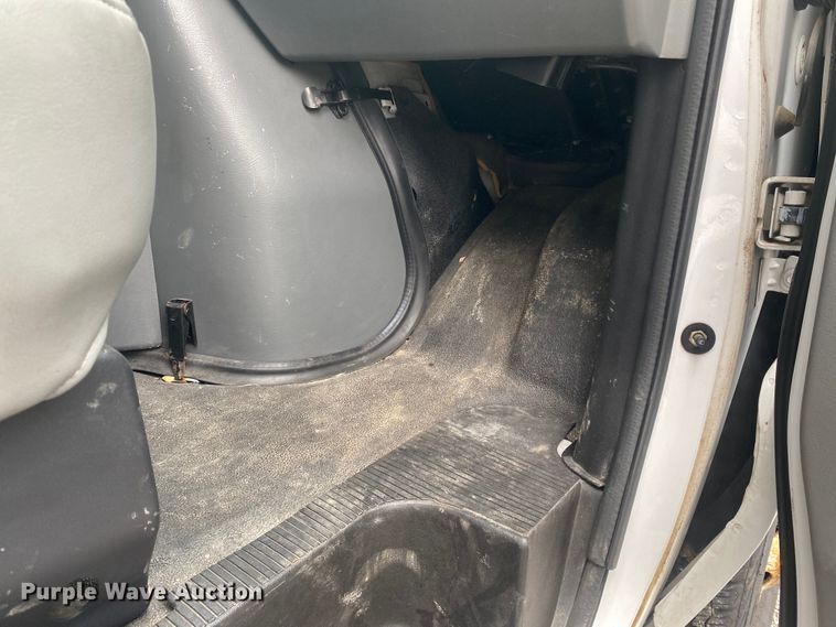 image for item EJ7136 2003 Ford E350 Super Duty  delivery truck