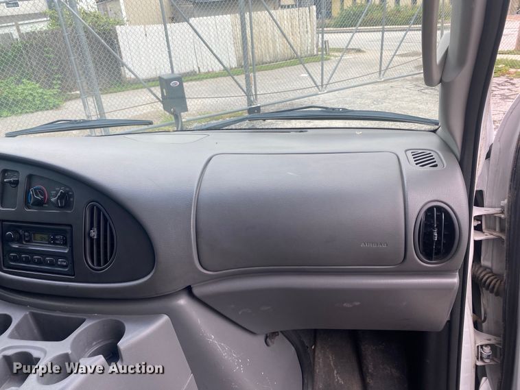 image for item EJ7136 2003 Ford E350 Super Duty  delivery truck