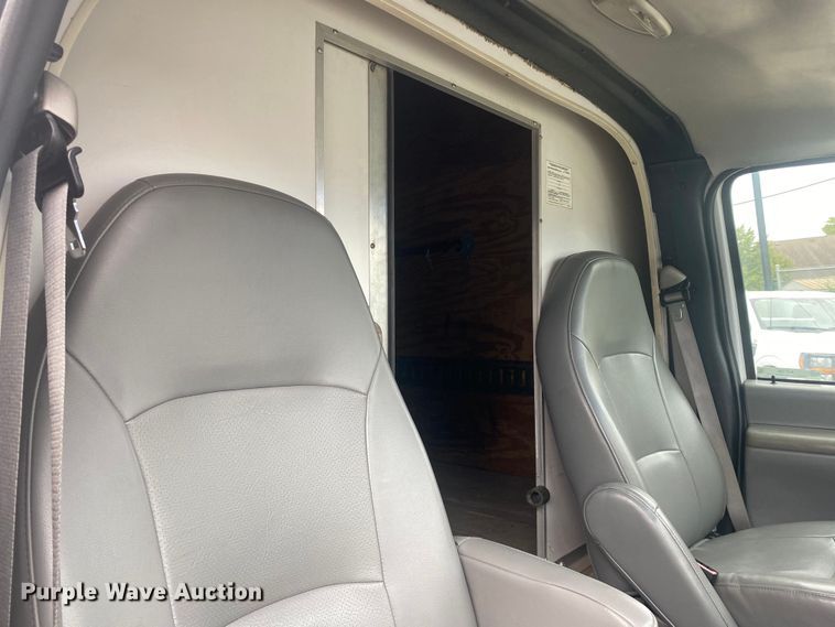 image for item EJ7136 2003 Ford E350 Super Duty  delivery truck