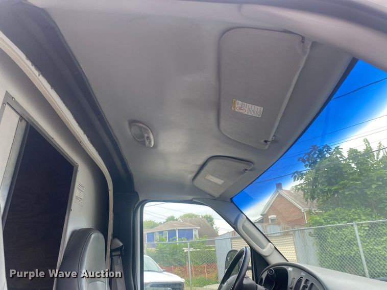 image for item EJ7136 2003 Ford E350 Super Duty  delivery truck
