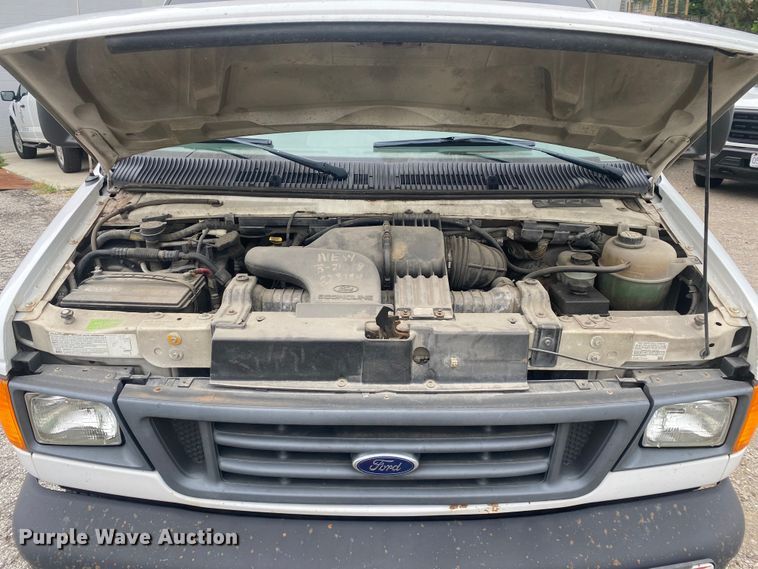 image for item EJ7136 2003 Ford E350 Super Duty  delivery truck