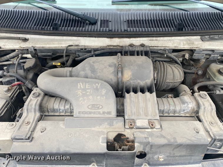 image for item EJ7136 2003 Ford E350 Super Duty  delivery truck