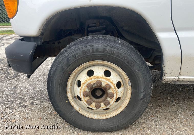 image for item EJ7136 2003 Ford E350 Super Duty  delivery truck