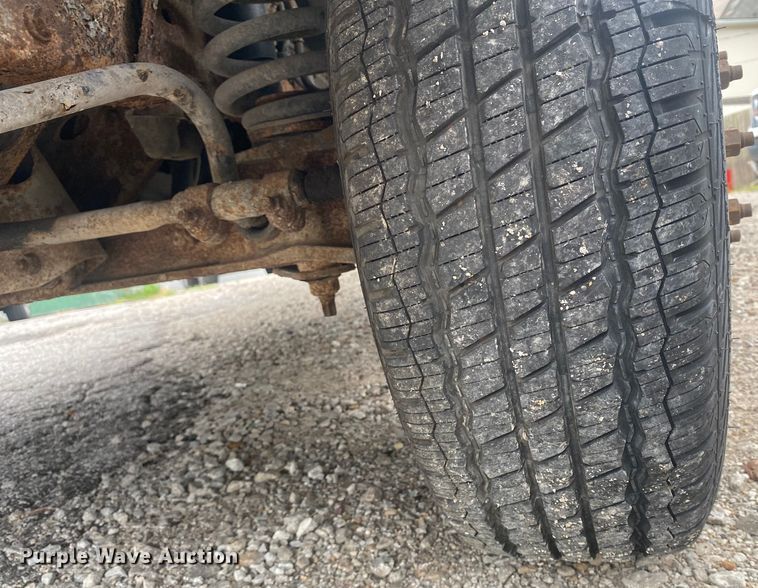 image for item EJ7136 2003 Ford E350 Super Duty  delivery truck