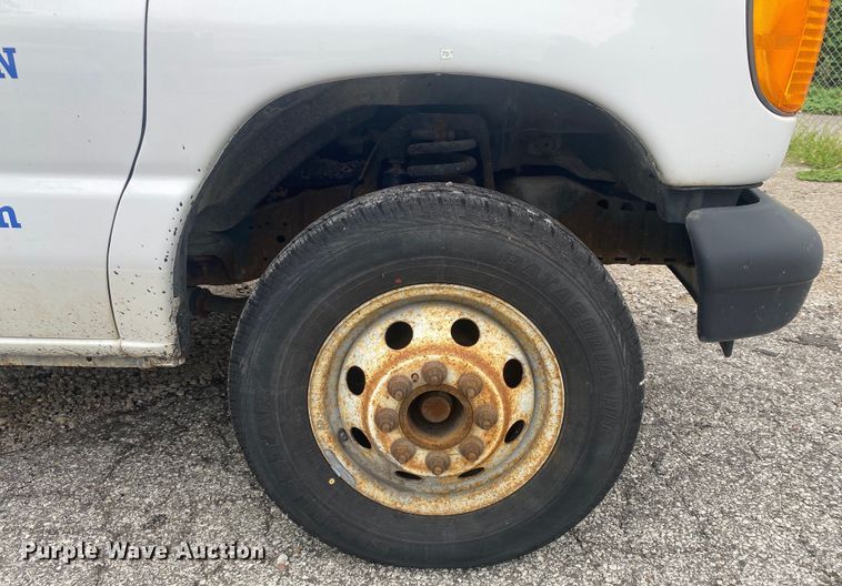 image for item EJ7136 2003 Ford E350 Super Duty  delivery truck